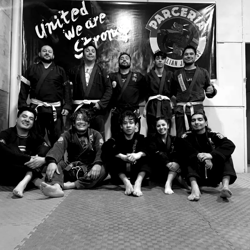 Alumnos con kimonos frente al lienzo United we are strong